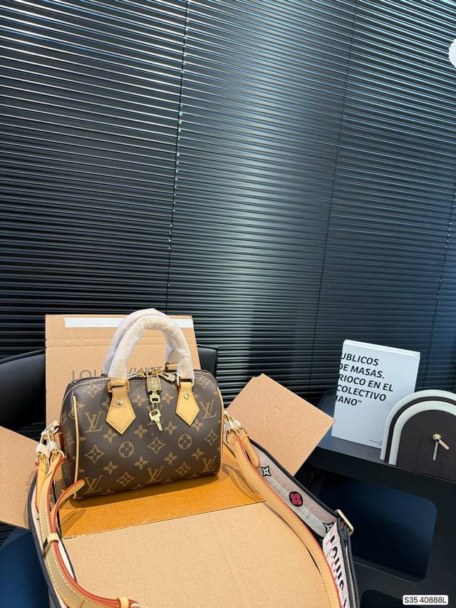 配飞机盒折叠盒子 Lv新款枕头包 出货啦 手提单肩斜挎款式 宝宝们抓紧来订哈 版型经典不过时 一直深受洋气美妞们喜欢！尺寸：20 14 货号40888L