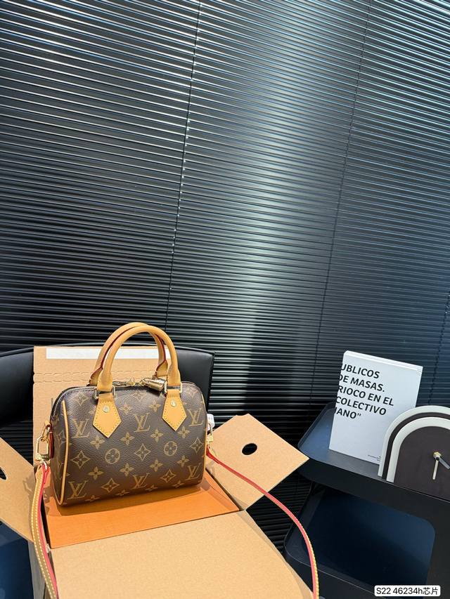 配飞机盒折叠盒子 芯片版本 Lv Speedy枕头包 火遍全球的爆款机场大包 机车女神包 明星同款 贵气而充满活力的品牌设计风格 细致而不粗糙.用完美搭配功力