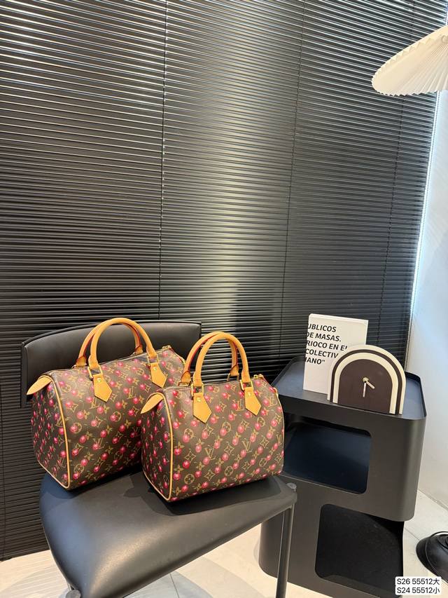 大号 小号 Lv彩绘樱桃枕头包 春夏秀款系列，这次Lv的款太可了，男女都可以背的款 ，酷酷帅帅可可爱爱～尺寸：大号30 21 小号25 18 货号55512