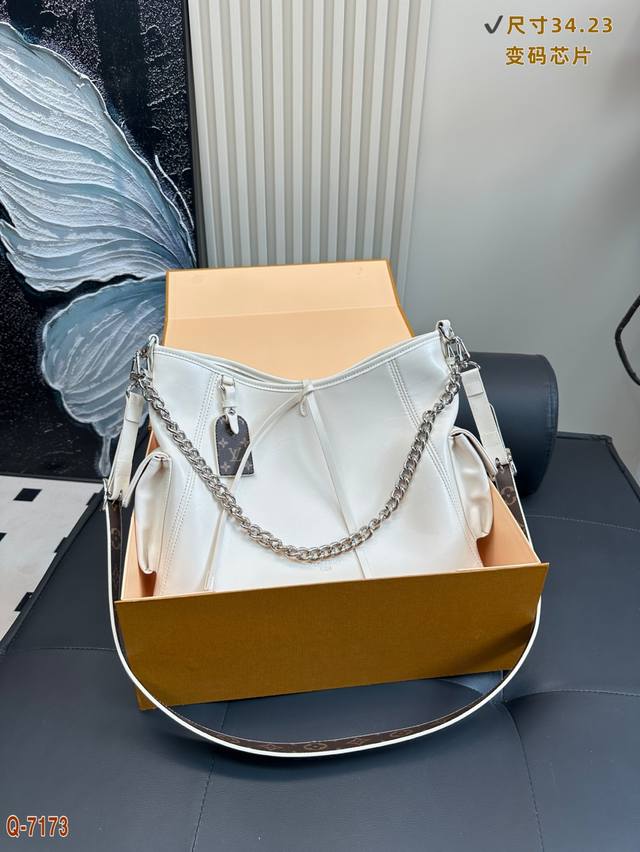 配折叠盒 Lvcarryall 家族又有新成員了 奶油白重磅推荐！！经典 Carrvall 包型，柔软的材质让包包更加慵懒时髦，简直了太适合旅行出差登机用了，出