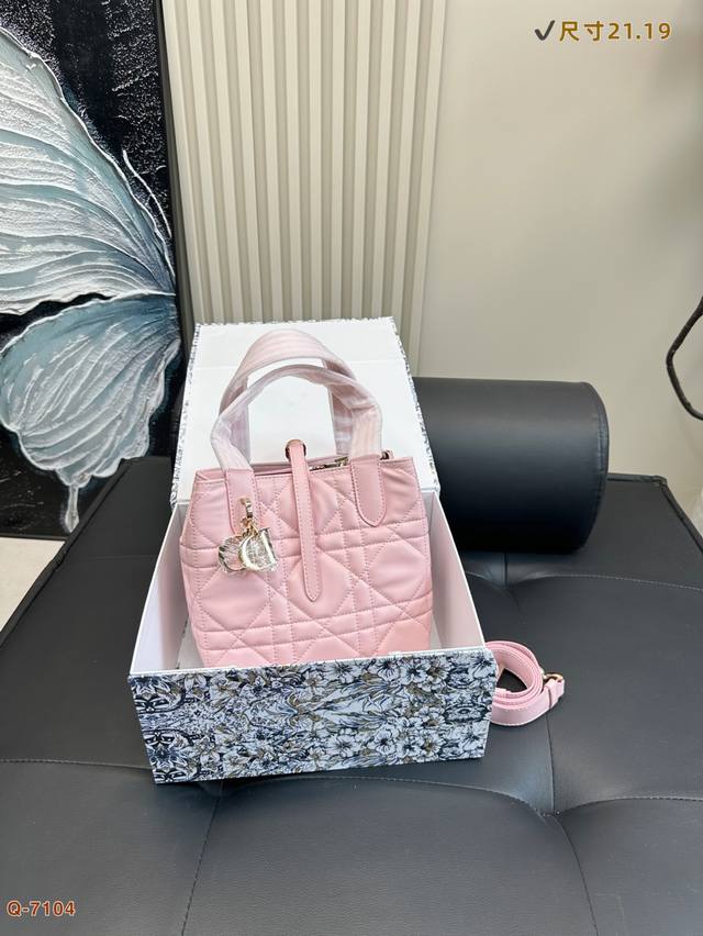 配折叠盒 迪奥Dior Toujours 手袋是二零二五系列新品，时尚实用，别具一格。采用牛皮革精心制作，饰以超大藤格纹缉面线，宽敞的内部隔层可收纳各种日常用品