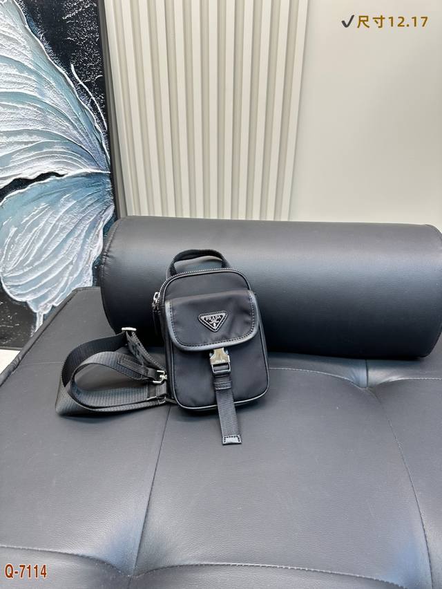 普拉达Prada！看看这包包的柔韧性 弹性！最新款的手机袋 斜挎包！男女都可以用！原汁原味，配一条活动肩带，一针一线都是技术，春夏好适用！尺寸：12.17