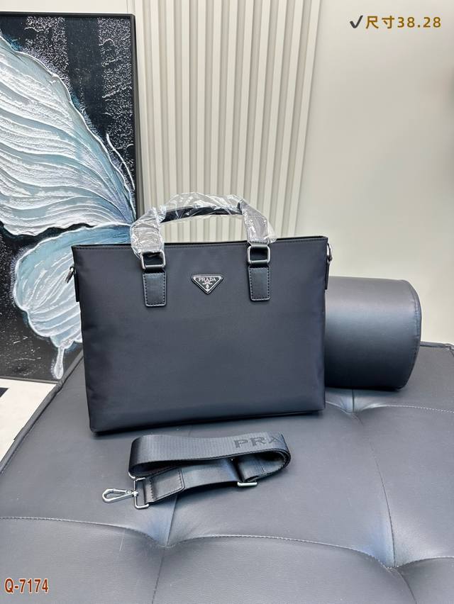 Prada普拉达男士帆布公文包 可斜挎也可手提 采用精湛镶嵌细工 经典百搭 尺寸38.28