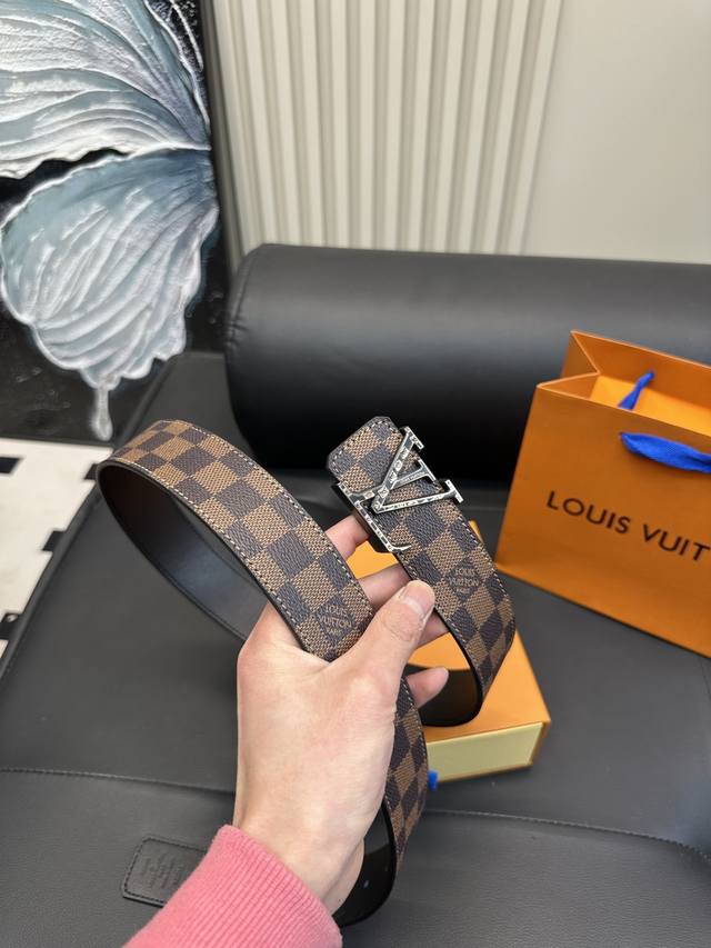 升级版 Lv! !高版本 腰带 嘿哈 原单牛皮皮带~热门款 皮带里面最火的啦~质量很好 全套包装!五金绝对不褪色 皮带头和专柜一样的哦~ 配礼盒手提袋发票 升级版 Lv! !高版本 腰带 嘿哈 原单牛皮皮带~热门款 皮带里面最火的啦~质量很好 全套包装!五金绝对不褪色 皮带头和专柜一样的哦~ 配礼盒手提袋发票