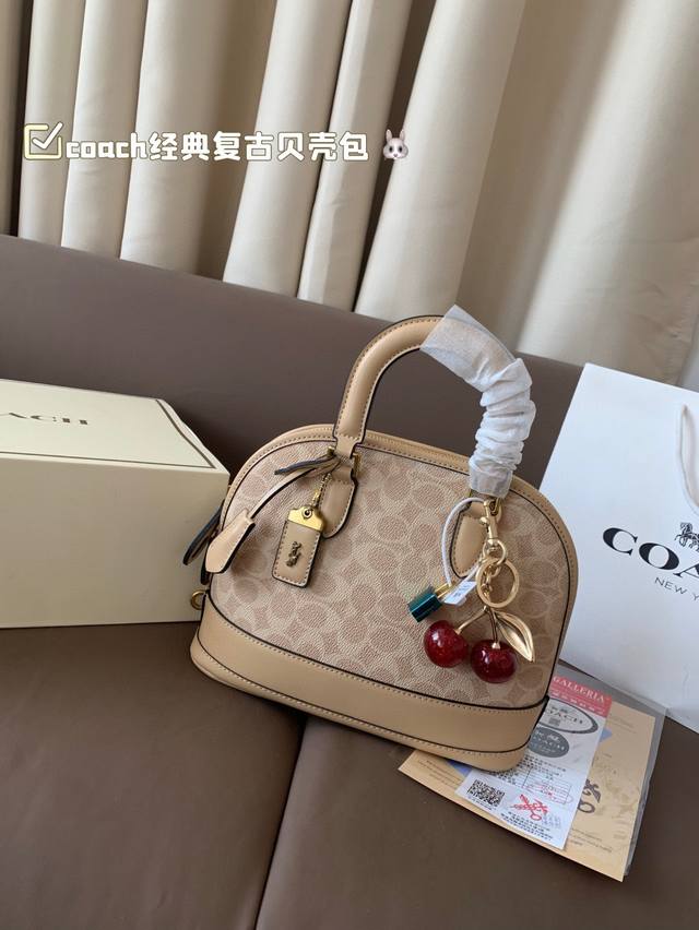 配挂件礼盒 Coach新品经典复古贝壳包 独有的复古行李箱卿式手柄 触感绝好 每一个细节满满 手拎起来也非常气质 个配色任你挑选 空间容量也很 Ok 尺寸27.
