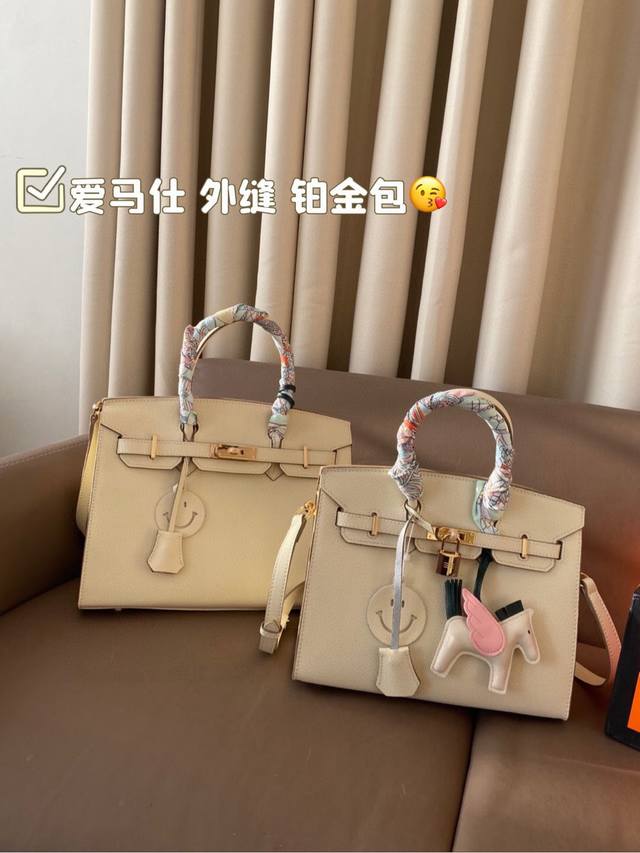 纯皮材质 折叠 全套包装 赠送对版 丝巾 小飞马 爱马仕 外缝 铂金包 背铂金包的季节来啦 金扣!原版品质 尺寸大号30*24Cm 小号25*21 纯皮材质 折叠 全套包装 赠送对版 丝巾 小飞马 爱马仕 外缝 铂金包 背铂金包的季节来啦 金扣!原版品质 尺寸大号30*24Cm 小号25*21