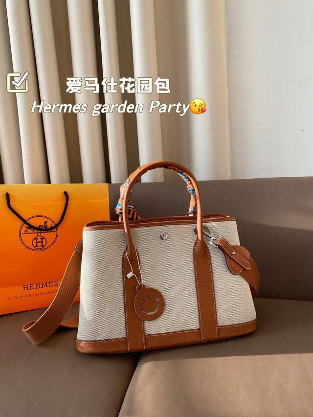 爱马仕花园包 以前觉得花园包老气 拿到手真香了 又轻巧又能装皮质也耐造。通勤比较低调又百搭 包身没有任何Logo没有那么招摇！同样是经典款 哪一年拿出来背都不会