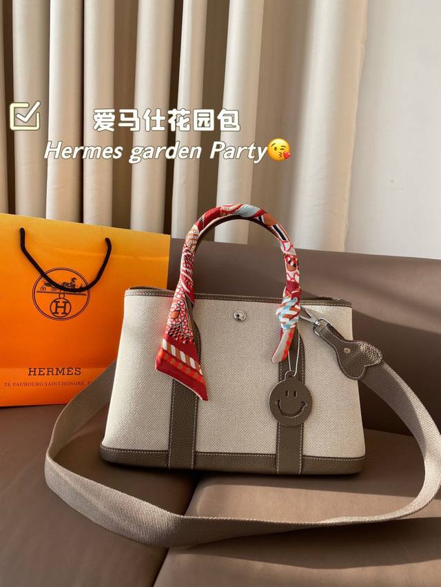 爱马仕花园包 以前觉得花园包老气 拿到手真香了 又轻巧又能装皮质也耐造。通勤比较低调又百搭 包身没有任何Logo没有那么招摇！同样是经典款 哪一年拿出来背都不会