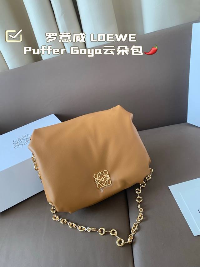 折叠盒 罗意威 Loewe Puffer Goya云朵包 新款充气面包 Goya 像面包一样胖嘟嘟像云朵一样软乎乎高级可爱又时髦 极简Logo采用超蓬松绒 搭配