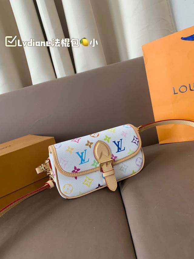 小号 Lvdiane法棍包 上身不会让人失望的好看太值了 低调又不失个性 使用频率会很高的一款包包啦~ 尺寸: 19*12 小号 Lvdiane法棍包 上身不会让人失望的好看太值了 低调又不失个性 使用频率会很高的一款包包啦~ 尺寸: 19*12