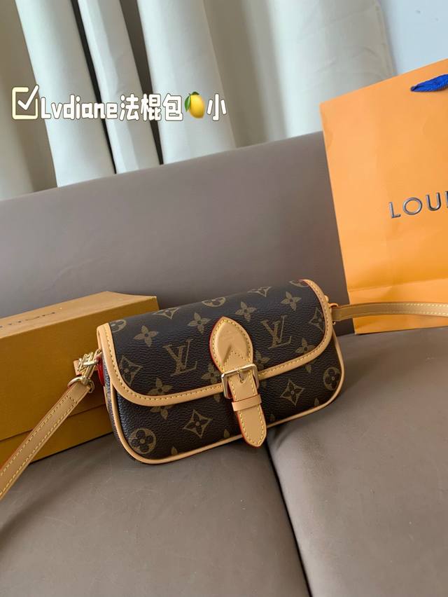 小号 Lvdiane法棍包 上身不会让人失望的好看太值了 低调又不失个性 使用频率会很高的一款包包啦～ 尺寸： 19*12