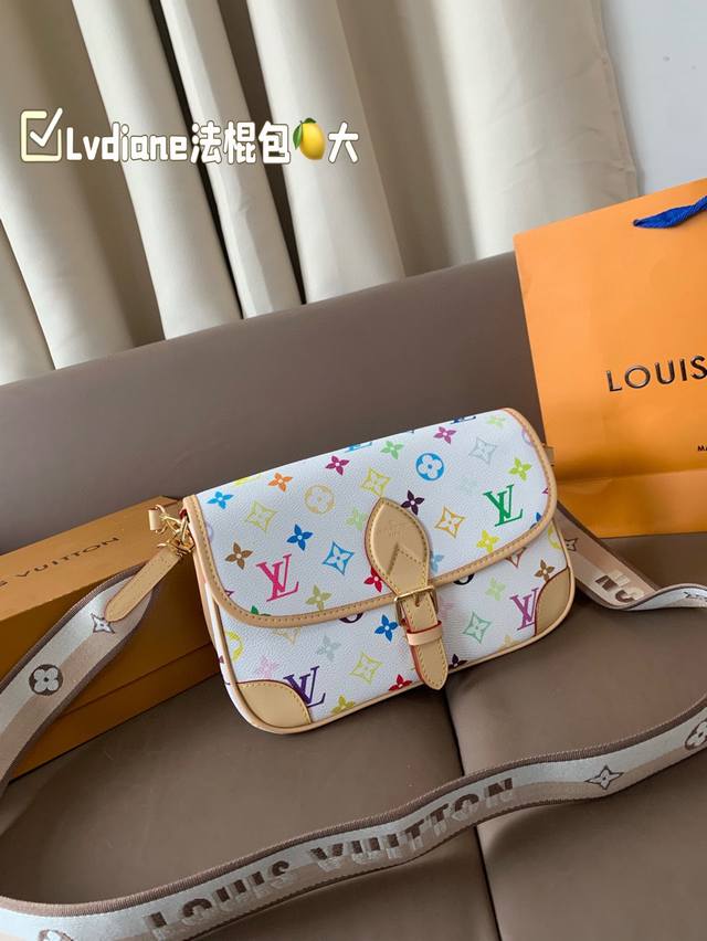 大号 Lvdiane法棍包 上身不会让人失望的好看太值了 低调又不失个性 使用频率会很高的一款包包啦～ 尺寸： 25*17