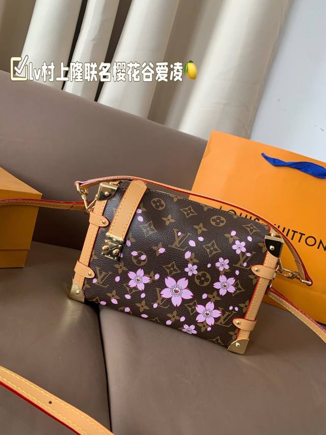 Lv&村上隆联名樱花系列 Lv王炸新款包Trunk 谷爱凌 走秀小软箱来了终于 超级洋气 Upupup 搜索Lv 软箱子 盒子 尺寸24*16 Lv&村上隆联名樱花系列 Lv王炸新款包Trunk 谷爱凌 走秀小软箱来了终于 超级洋气 Upupup 搜索Lv 软箱子 盒子 尺寸24*16
