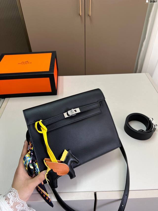 牛皮 爱马仕Dance跳舞包 实物太好看了 简直无法拒绝 最人气的尺寸 超显气质 D-287尺寸21×14折叠盒丝巾小马 牛皮 爱马仕Dance跳舞包 实物太好看了 简直无法拒绝 最人气的尺寸 超显气质 D-287尺寸21×14折叠盒丝巾小马