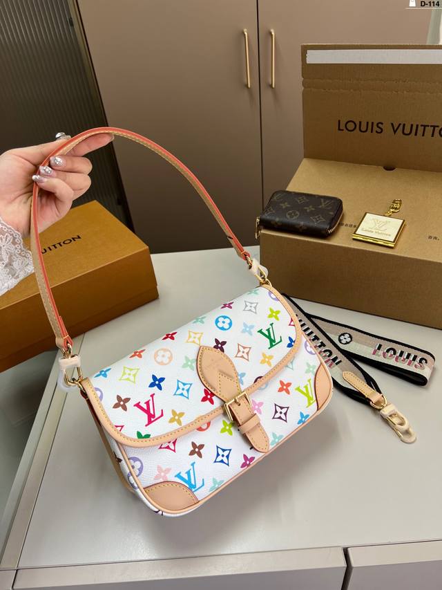 配卡包小镜子 Lvdiane老花法棍包走秀款 单肩斜挎腋下包搭配刺绣肩带 配2个肩带 都可以拆卸 D-114尺寸25×13折叠盒飞机盒 配卡包小镜子 Lvdiane老花法棍包走秀款 单肩斜挎腋下包搭配刺绣肩带 配2个肩带 都可以拆卸 D-114尺寸25×13折叠盒飞机盒