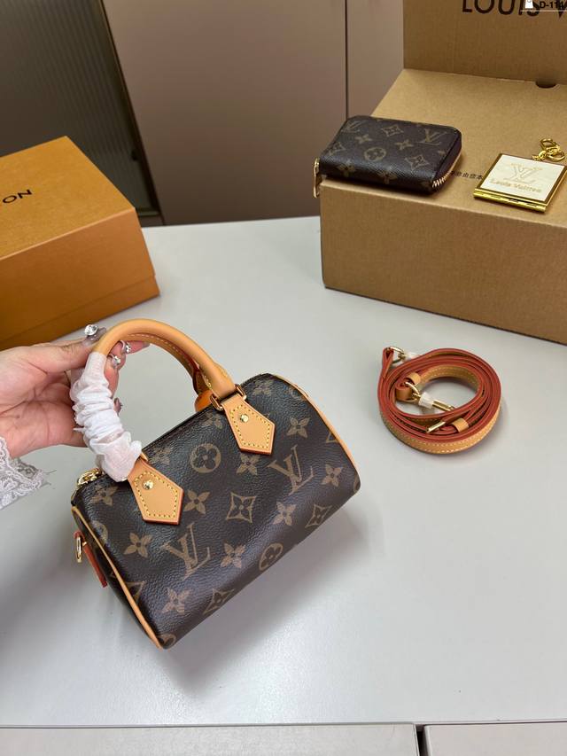 配卡包小镜子 Lv 路易斯威登枕头包 百搭时尚 颜值超高 是每个潮酷女孩必入单品 D-114尺寸16×10折叠盒飞机盒