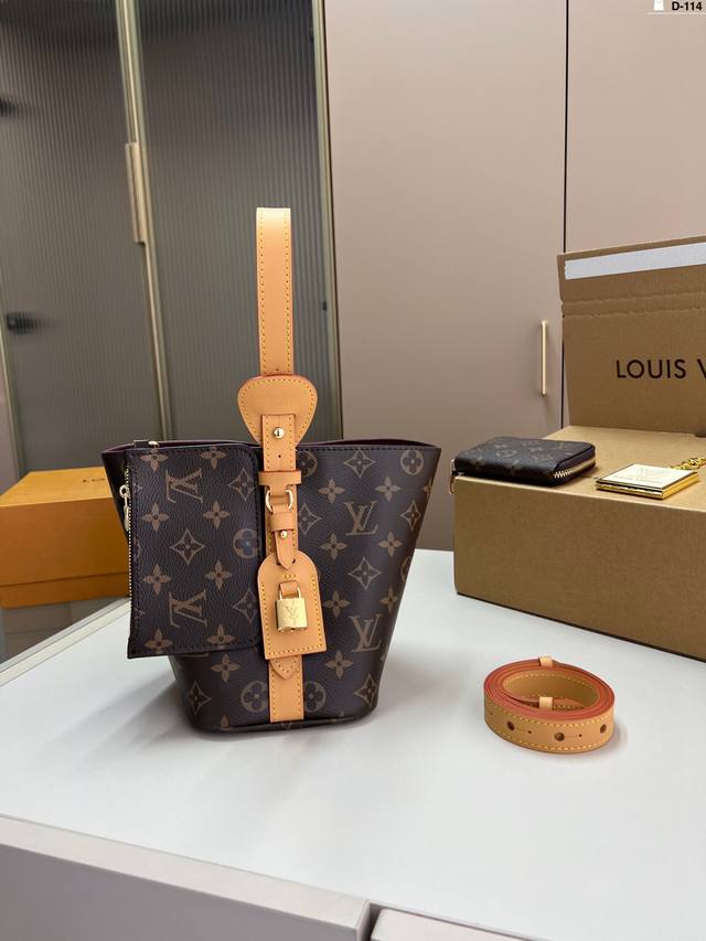 配卡包小镜子 装饰锁头不带钥匙 Lv路易斯威登中古水桶包 D-114尺寸17×18折叠盒