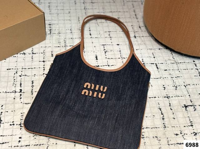 缪缪Miumiu 帆布托特包 伊势丹限定款Hobo也太好看了 质感很高级 容量超级大也很耐用尺寸：35*32Cm 日常出街背它回头率百分百 就是这种随性慵懒感