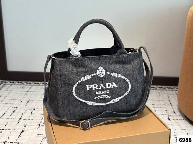 Prada普拉达牛仔托特包 容量充裕，搭配便捷的大开口 质感柔软的面料勾勒出时尚简约之美 尺寸30.19