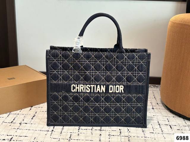 Dior 迪奥 新品牛仔腾格纹手提包托特包 Dior Tote太百搭 背上都不离手的 Dior新款托特包 日常使用率高 品颜值实用性兼具 出差旅行 通勤 妈咪包
