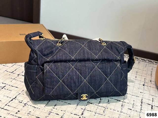 小香单宁牛仔风 经典的牛仔搭配做旧的风格， 看上去好有质感！看一眼就喜欢牛仔跟皮质不一样，越旧越美，保养也很简单， 自然美，随意感才是香奈儿牛仔材质的特点哦！