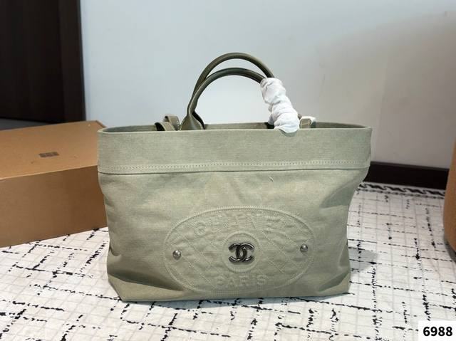 小香单宁牛仔风 经典的牛仔搭配做旧的风格， 看上去好有质感！看一眼就喜欢牛仔跟皮质不一样，越旧越美，保养也很简单， 自然美，随意感才是香奈儿牛仔材质的特点哦！