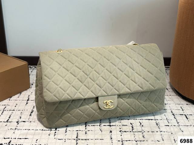 小香单宁牛仔风 经典的牛仔搭配做旧的风格， 看上去好有质感！看一眼就喜欢牛仔跟皮质不一样，越旧越美，保养也很简单， 自然美，随意感才是香奈儿牛仔材质的特点哦！