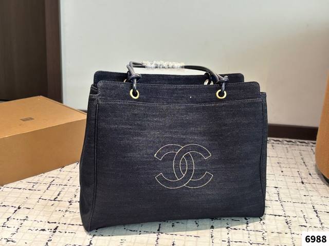 Chanel牛仔宝宝真的很香 在Chanel其他个别系列价格P趋于平稳后。牛仔依然坚挺甚至还有继续向上的大好势头 这只牛仔包包虽然很极品但是却很好搭。不会很扎眼