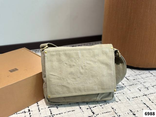 小香 帆布风 经典的帆布搭配做旧的风格， 看上去好有质感！看一眼就喜欢牛仔跟皮质不一样，越旧越美，保养也很简单， 自然美，随意感才是香奈儿牛仔材质的特点哦！