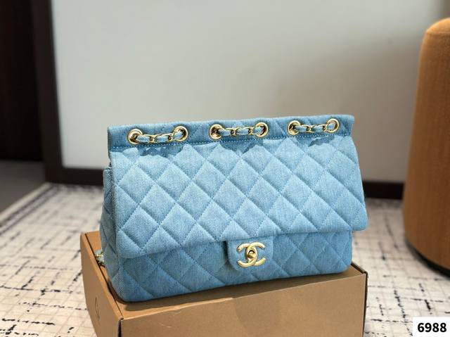 香奈儿 牛仔机车 Chanel 简直不要太酷！ 男生女生都可以驾驭 敲大容量装下整个世界~尺寸：31.22