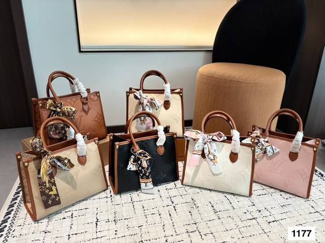 Lv Onthego 压字 丛林包 时尚托特包 折叠礼盒 Onthego妈咪袋 性价比之王这是一款超赞的包型，灵感来自于恶搞Lv的街头品牌，曾经的曾经，Loui