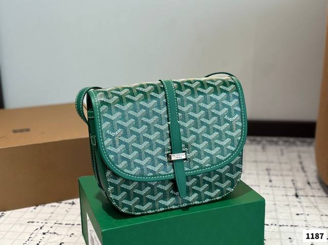 配折叠盒子戈雅 Goyard 邮差包男生女生用！上身效果绝绝子~日常非常好搭配哦~男生女生都可以入手！尺寸：21.18