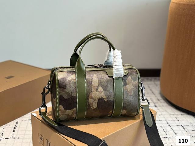 蔻驰枕头包出货 专柜同步 最新款 超级实用的款式 手提 斜挎多用款 原版电镀五金带Logo 超级大牌 内衬Logo时尚百搭款式 不挑年龄段 喜欢的抓紧自留啦 尺