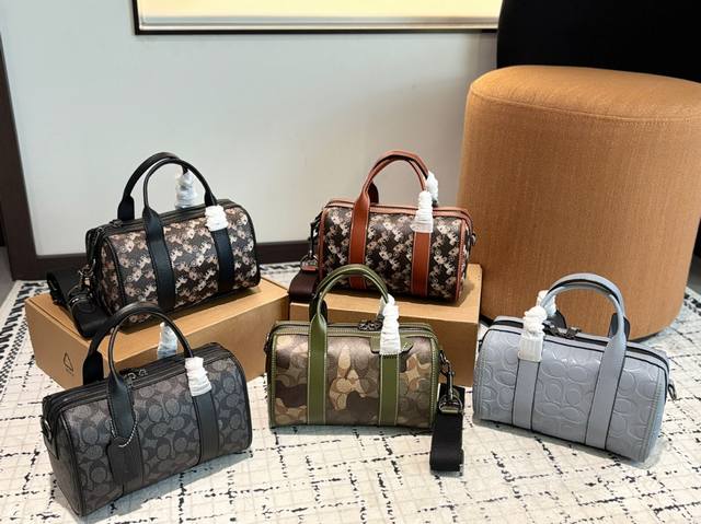 蔻驰枕头包出货 专柜同步 最新款 超级实用的款式 手提 斜挎多用款 原版电镀五金带Logo 超级大牌 内衬Logo时尚百搭款式 不挑年龄段 喜欢的抓紧自留啦 尺