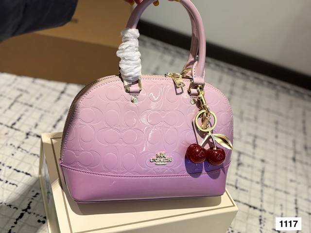 配挂件礼盒 Coach新品经典复古贝壳包 独有的复古行李箱卿式手柄 触感绝好 每一个细节满满 手拎起来也非常气质 而且颜色有四个 个配色任你挑选 空间容量也很