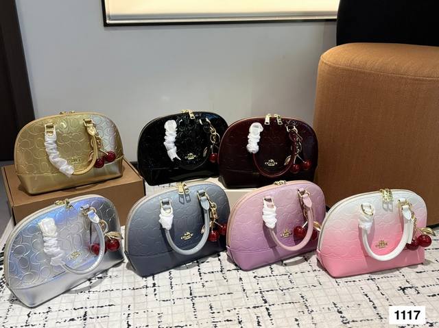 配挂件礼盒 Coach新品经典复古贝壳包 独有的复古行李箱卿式手柄 触感绝好 每一个细节满满 手拎起来也非常气质 而且颜色有四个 个配色任你挑选 空间容量也很