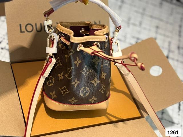 双盒 2025 手提 代购级 Lv Mini小水桶包！不得不买的好货！老花Nano系列最夯超迷你水桶包！这只几乎身边朋友人手一只，太Q！ 配变色皮。做工极精致，
