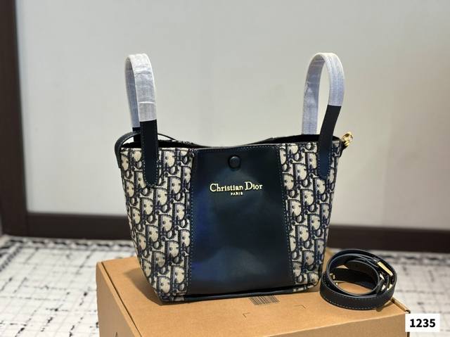 配盒子 迪奥菜篮子 Dior新款Signature经典印花水桶包来袭~ 简直是美国队长级别的百搭时尚单品走过路过千万不要错过这款时尚神器，快来 Get同款吧 尺