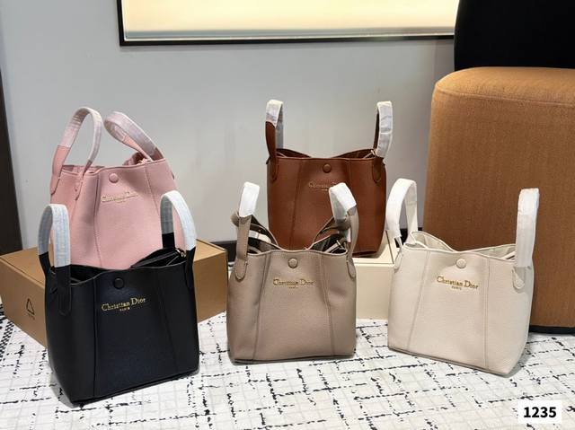 配盒子 迪奥菜篮子 Dior新款Signature经典印花水桶包来袭~ 简直是美国队长级别的百搭时尚单品走过路过千万不要错过这款时尚神器，快来 Get同款吧 尺
