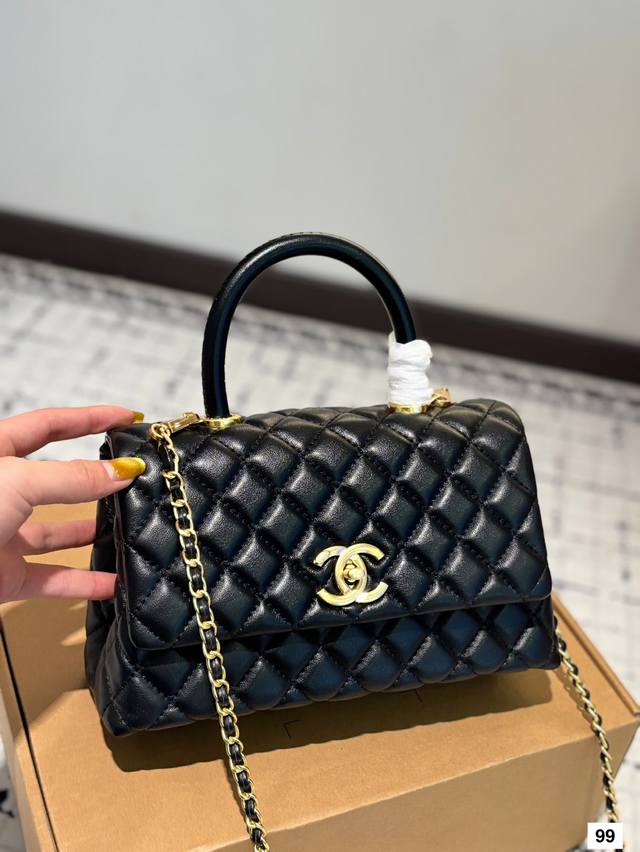 背一辈子的必备！香奈儿 Coco Handle ，一你们期待已久的香奈儿 Coco Handle小号到货啦！这款包包一经推出就备受时尚圈青睞，不愧是香奈儿的爆款