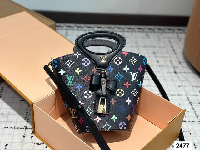 配飞机盒折叠盒子Louis Vuitton Ss25新款 Lv水桶 轮廓设计灵感来源于历史上的秘书箱手柄可手提可斜挎，容量惊人毫不费力优雅穿搭~ 尺寸：12.5