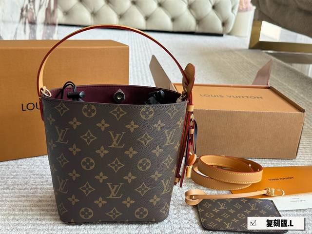 复刻版 配盒新款 Size：17*18Cm L家 新品秀款水桶包 福袋 除了菜篮子经典的手提方法之外 还多给了一条肩带 可以腋下和斜挎哦！ 还配内胆哦
