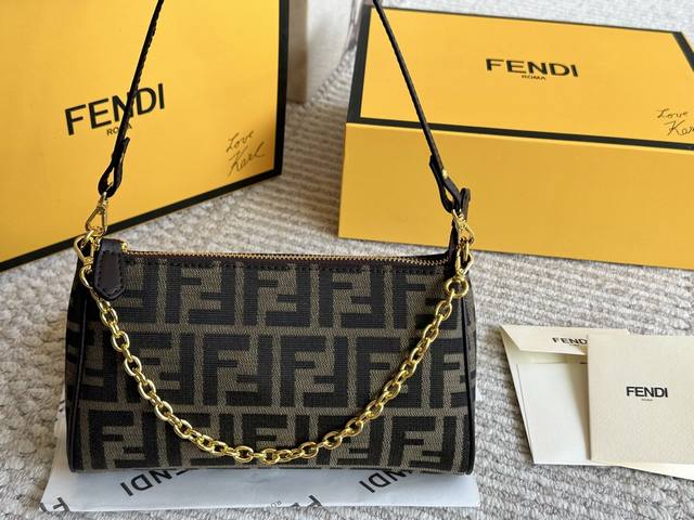 中古Fendi老花腋下麻将包 到手很惊艳的一款，个人觉得它完全被低估了Fendi老花本身就是经典 对比法棍，这只麻将包也不逊色 兼具时髦和实用性 包身硬挺，装很