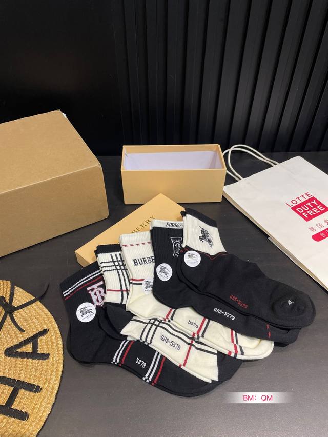 巴宝莉 成人款纯棉长袜 ！礼盒装！ 超级舒服不褪色不起球！特制Logo 标志醒目大方！这个牌子喜欢的朋友更是对他的产品爱不释手！！国内代工！！袜口松不勒脚踝。经