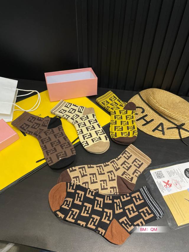 芬迪 成人款纯棉长袜 ！礼盒装！ 超级舒服不褪色不起球！特制Logo 标志醒目大方！这个牌子喜欢的朋友更是对他的产品爱不释手！！国内代工！！袜口松不勒脚踝。经典