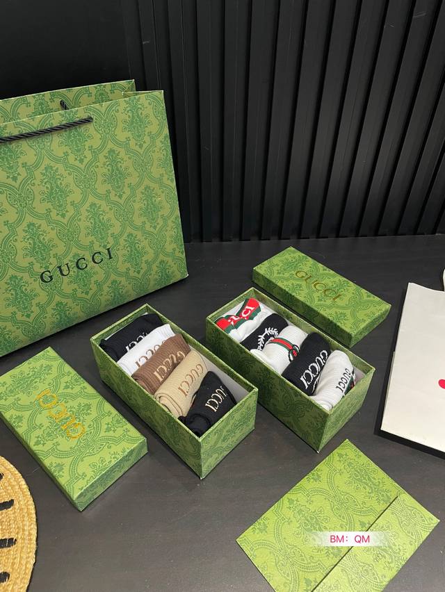 Gucci 成人款纯棉长袜 ！礼盒装！ 超级舒服不褪色不起球！特制Logo 标志醒目大方！这个牌子喜欢的朋友更是对他的产品爱不释手！！国内代工！！袜口松不勒脚踝