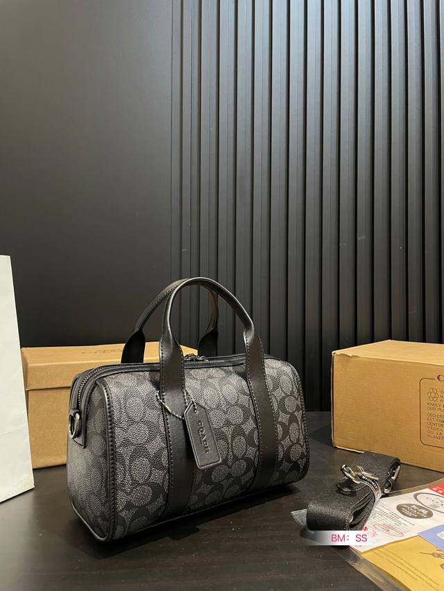 配盒 蔻驰枕头包出货 专柜同步 最新款 超级实用的款式 手提 斜挎多用款 原版电镀五金带Logo 超级大牌 内衬Logo时尚百搭款式 不挑年龄段 喜欢的抓紧自留