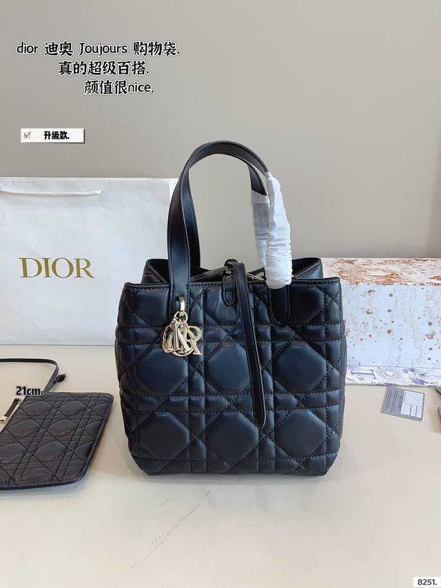 配盒 升级版 迪奥 超火的Toujours 购物袋 个人觉得 包型真的很耐看! 又休闲 又优雅! 现在它很火哦!尺寸:21*16*22 17*12*17 13* 配盒 升级版 迪奥 超火的Toujours 购物袋 个人觉得 包型真的很耐看! 又休闲 又优雅! 现在它很火哦!尺寸:21*16*22 17*12*17 13*