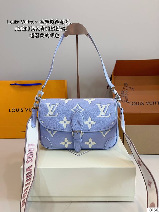 配礼盒 L家 Diane 法棍手袋 定制老花面料搭配深色树膏皮 配置两条肩带 今天的快乐是法棍给的！ 搜索 Lv 法棍 原单品质 尺寸：25*9*16Cm