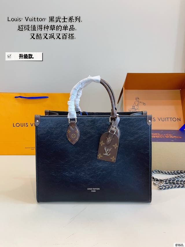配礼盒. Lv Onthego托特包 黑色暗纹Logo超级耐看 全皮质感气质拉满 大气，休闲百搭，也是我入手主要原因，搭配小羊皮皮软嫩软嫩的材质，总之是可以驾驭